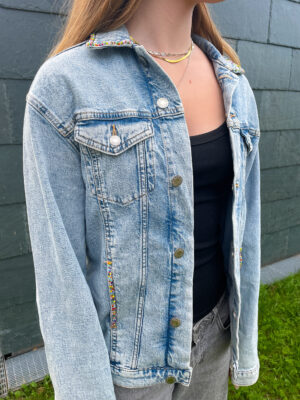 Denim jakke perlebroderi - REGNBUE STRIBER