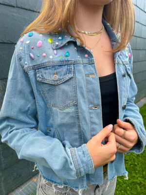 Denim jakke med farvede sten - MEDIUM