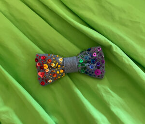 Sløjfe med perler og pailletter - regnbue