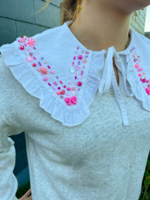 Grå sweat med perle broderi