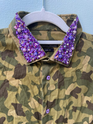 Skjorte med lilla design på camouflage