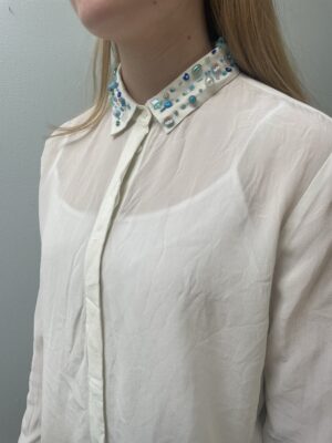 Skjorte med blåt perle design