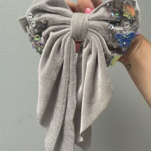 Sløjfe med perler og pailletter - velour grå