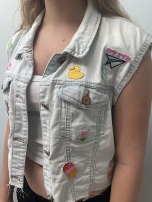 Denim vest med applikationer