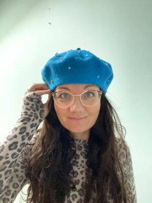 Baret - blå med perle drys