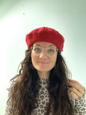 Baret - rød med perle drys